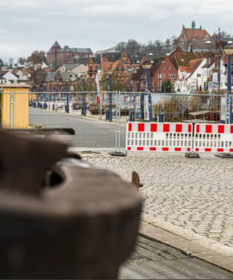 Die Kaikante in Flensburg ist seit Monaten abgesperrt.