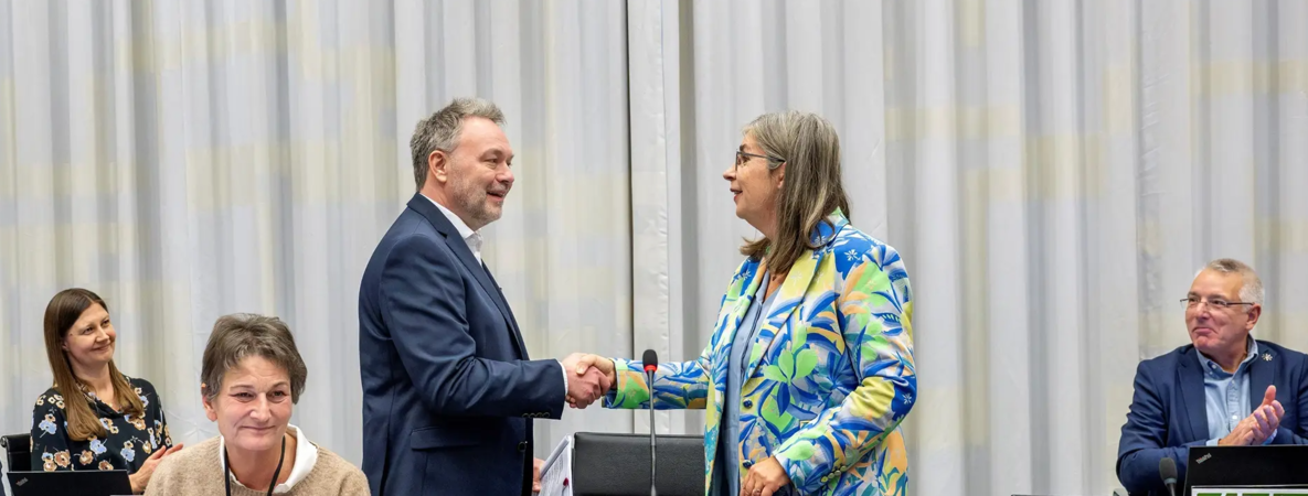 Die erste stellvertretende Regionsratsvorsitzende, Mette With Hagensen (Soz.), gratuliert Bo Libergren zur Wahl.