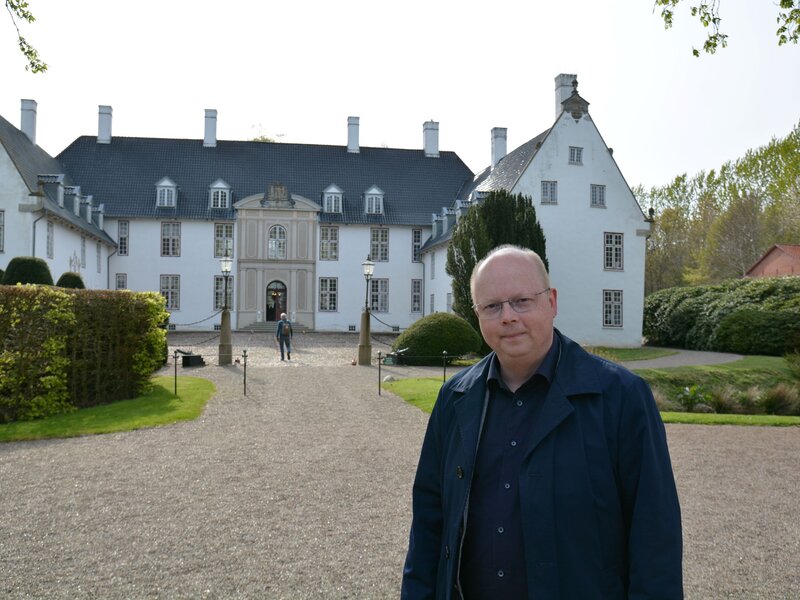 Stefan Seidler vor Schloss Schackenborg