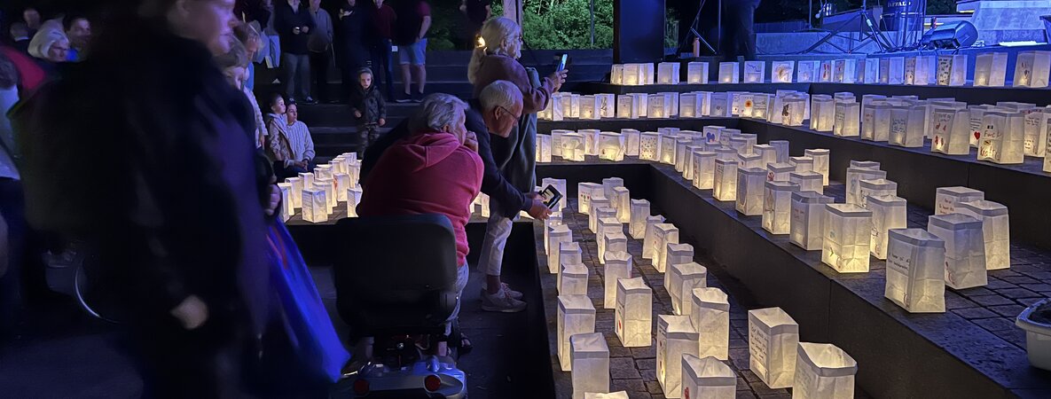 Angehörige zünden Kerzen für Betroffene an oder gedenken damit den bereits an Krebs Verstorbenen.