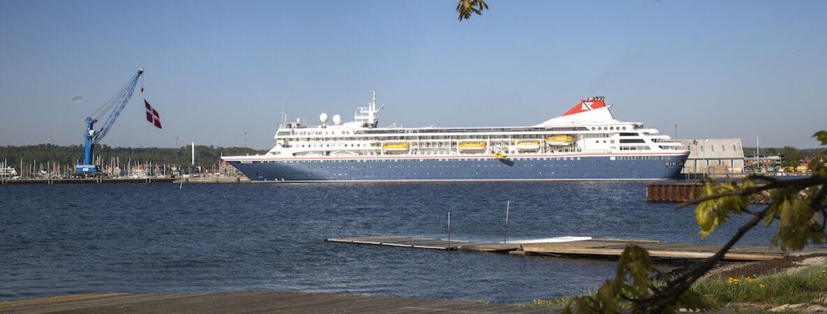 Das Kreuzfahrtschiff „Braemar&quot; liegt im Apenrader Hafen.