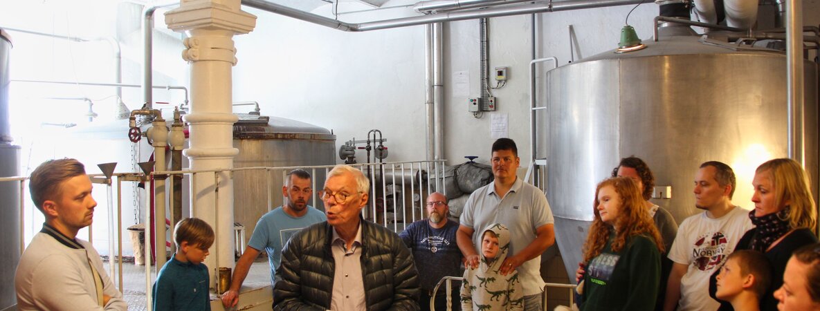 Brauereiführer Jørgen Viking erklärt den Besuchern wie das Malz zu Bier verarbeitet wird.