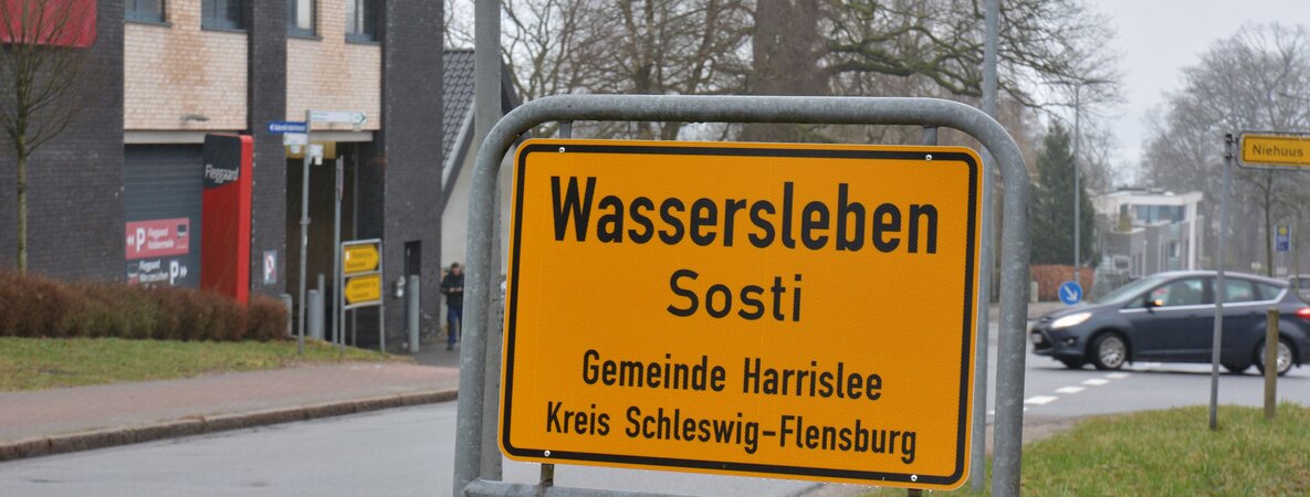 Im Harrisleer Ortsteil Wassersleben ist nun zusätzlich die dänische Bezeichnung Sosti zu finden.