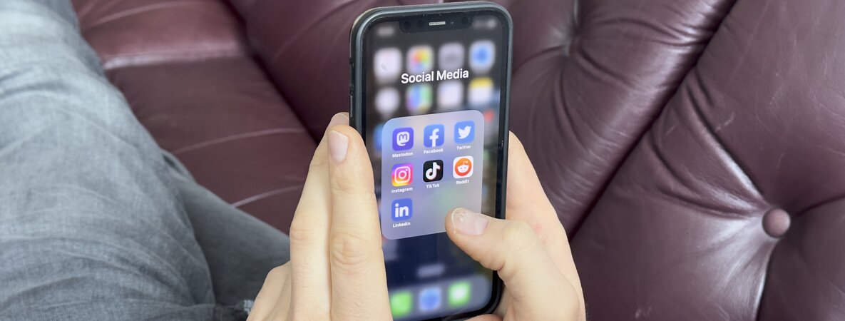 Ein Smartphone mit verschiedenen Social-Media-Apps
