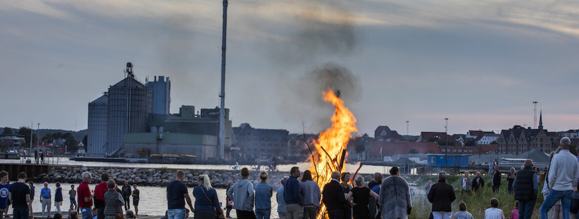 Das lodernde Feuer vor dem Hintergrund der Apenrader Hafensilhouette.