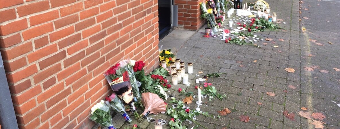 Blumen wurden vor der Wohnung der Opfer niedergelegt.