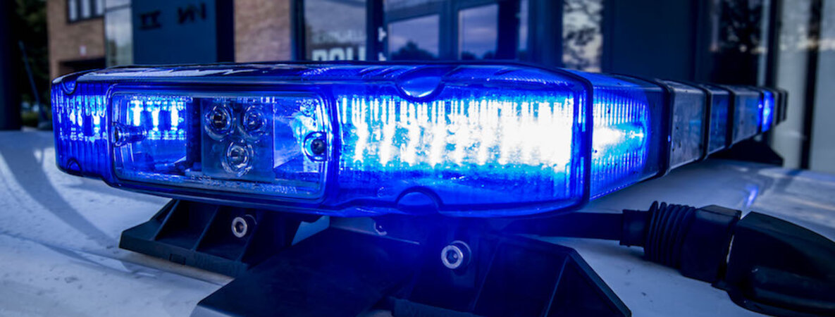 Das Dach eines Polizeiautos mit Blaulicht