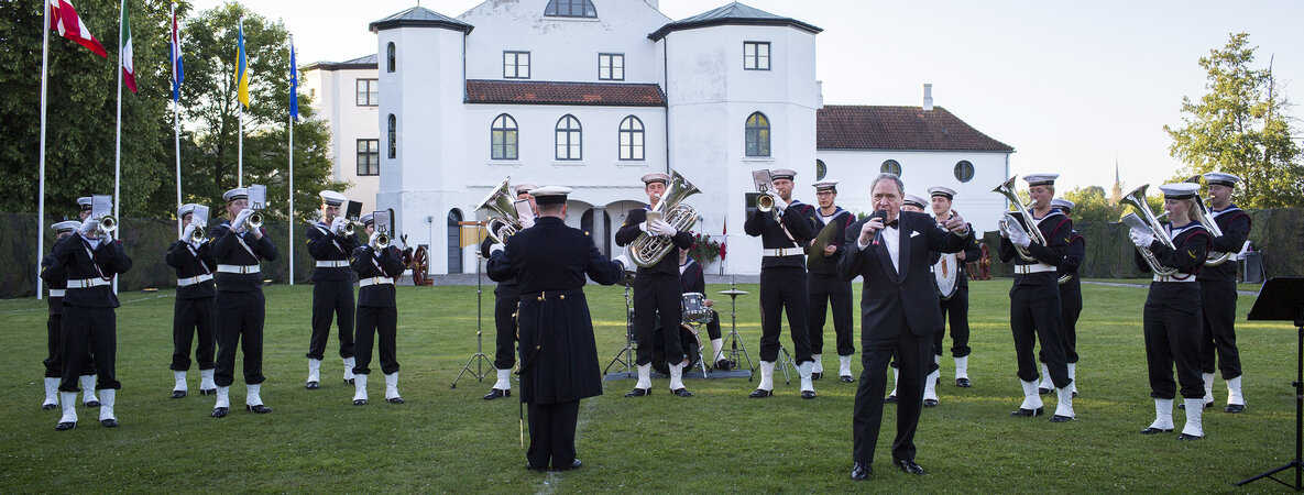 Das Tambourkorps der dänischen Seestreitkräfte begleitet den Sänger Dario Campeotto vor der Kulisse des Brundlunder Schlosses