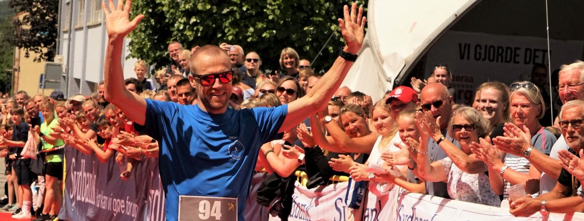 Sieger Jesper Meins reißt beim Zieleinlauf auf dem Storetorv die Arme hoch