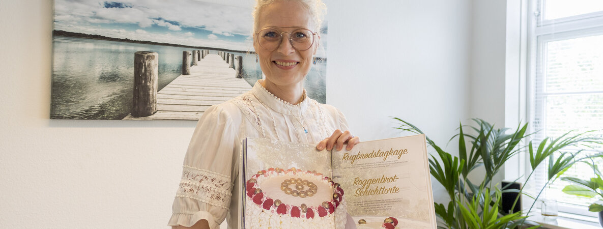 Katja Stock Pekruhn hält ihr Buch „Kuchen ohne Grenzen“