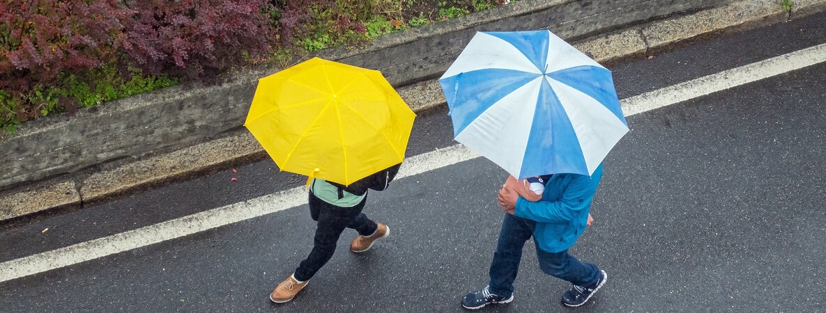 Zwei Personen mit Regenschirm