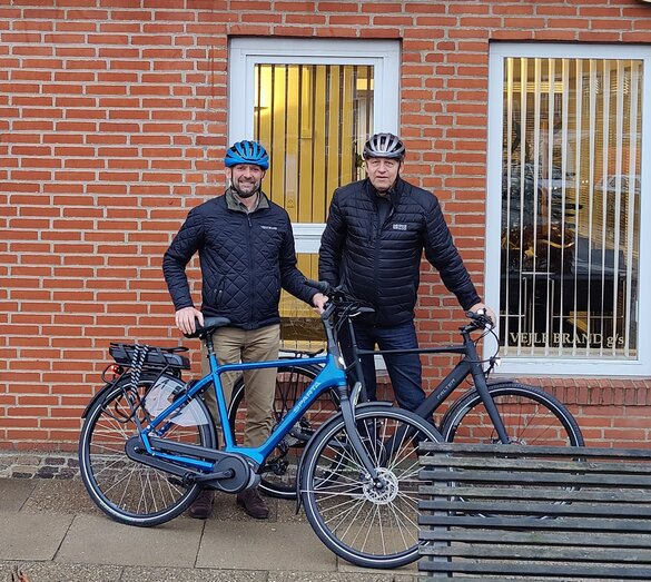Claus Lomholdt Poulsen von der Versicherung Vejle Brand und Jens Leth, Chef der Fahrradhandelskette Bike&amp;Co.