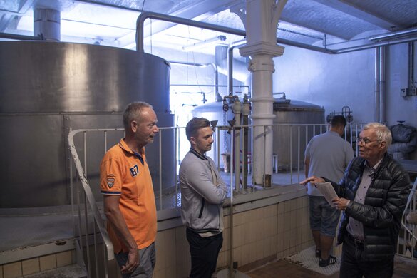 Henrik Zinck aus Sonderburg (links) ist ganz erstaunt, dass das gesamte Bier in nur zwei Tanks gebraut wird.