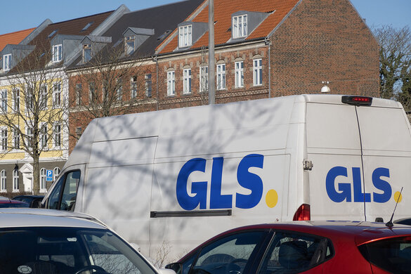 Ein Transporter der Firma GLS