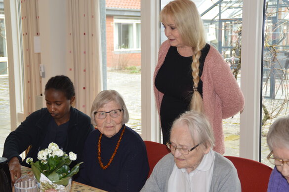 Ann-Britt Garlov mit Senioren