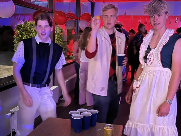 Schüler Paul Strelow (Mitte) versucht sein Glück bei Partyspielen.