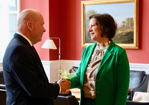 Landtagspräsidentin Kristina Herbst im Gespräch mit dem dänischen Folketingpräsidenten Søren Gade.