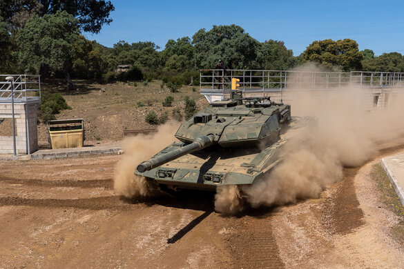 Ein Leopard 2A4 bei einer Übung in Spanien.