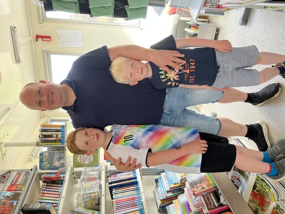 Kenneth Christensen ist mit seinen Söhnen Lukas (l.) und Johan oft beim Bücherbus