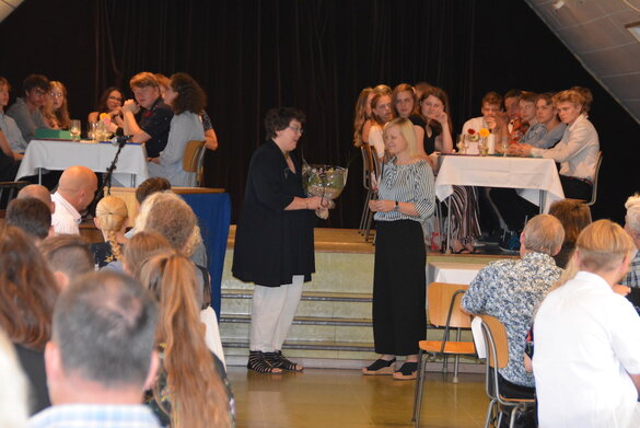 Schulleiterin Catarina Bartling überreicht der scheidenden Vorstandsvorsitzenden Anne-Sofie Dideriksen einen Blumenstrauß als Abschiedsgeschenk.