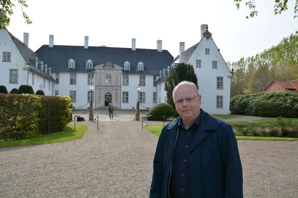 Stefan Seidler vor Schloss Schackenborg
