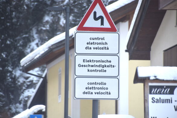 Dreisprachiges Schild in Südtirol