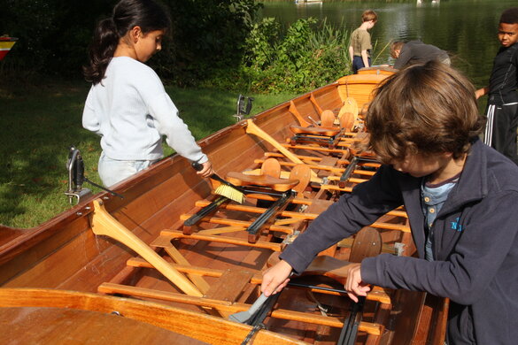 Kinder schrubben die Boote