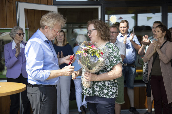 Der DSSV-Vorsitzende Welm Friedrichsen überreichte Kindergartenleiterin Elke Sievertsen Blumen.