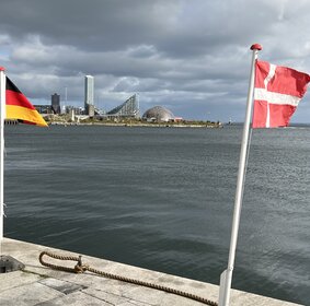 Ein Zeichen der zwei Kulturen am Hafenbecken von Aarhus