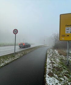 Der Radweg rechts der Bundesstraße wird im Winter nur unregelmäßig von Schnee und Eis befreit.