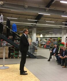 Beschäftigungsminister Troels Lund Poulsen redet im Apenrader Bygma-Baumarkt vor Vertretern von Politik und Wirtschaft.