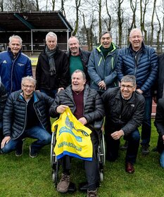 Das Foto zeigt elf Spieler der ehemaligen Divisionsmannschaft des Apenrader Ballklubs bei einem Treffen im März 2019.