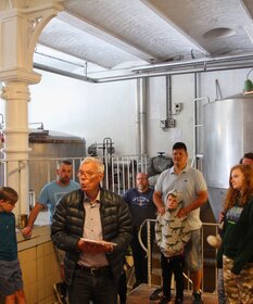 Brauereiführer Jørgen Viking erklärt den Besuchern wie das Malz zu Bier verarbeitet wird.