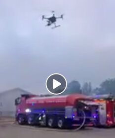 Feuer in zwei Lagerhallen. Eine Drone überwacht den Brand aus der Luft.