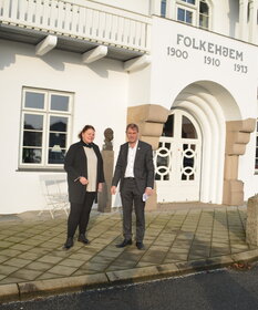 Hanne Sennels und Thomas Andresen vor dem Apenrader Folkehjem.