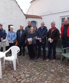Vertreter der Vereine, die kürzlich Spenden aus  der Klipleffer-Markt-Stiftung erhielten, haben sich vor der alten Schmiede von Klipleff zu einem Gruppenbild formiert