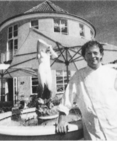 Der damalige Chefkoch Christian Bind vor dem Hotel und Restaurant „Fakkelgaarden"