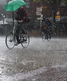 Zwei Radfahrer im strömenden Regen