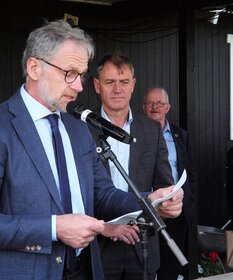 Jørgen Popp Petersen steht am Mikrofon. Er begrüßt die Gäste der Tierschau. Im Hintergrund steht Apenrades Bürgermeister Thomas Andresen, der anschließend die offizielle Begrüßung vornimmt.