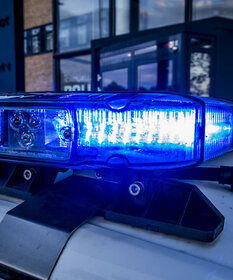 Das Dach eines Polizeiautos mit Blaulicht