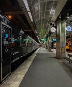 Ein Nachtzug steht im Hauptbahnhof von Stockholm zur Abfahrt bereit.