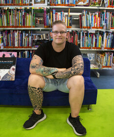 Vicky Koch sitzend in der Bücherei in Apenrade
