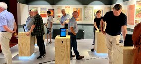 Mitglieder des dänischen Kulturausschusses stehen im Abstimmungsraum des Deutschen Museusm für Nordschleswig