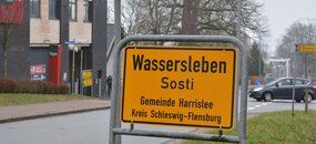 Im Harrisleer Ortsteil Wassersleben ist nun zusätzlich die dänische Bezeichnung Sosti zu finden.