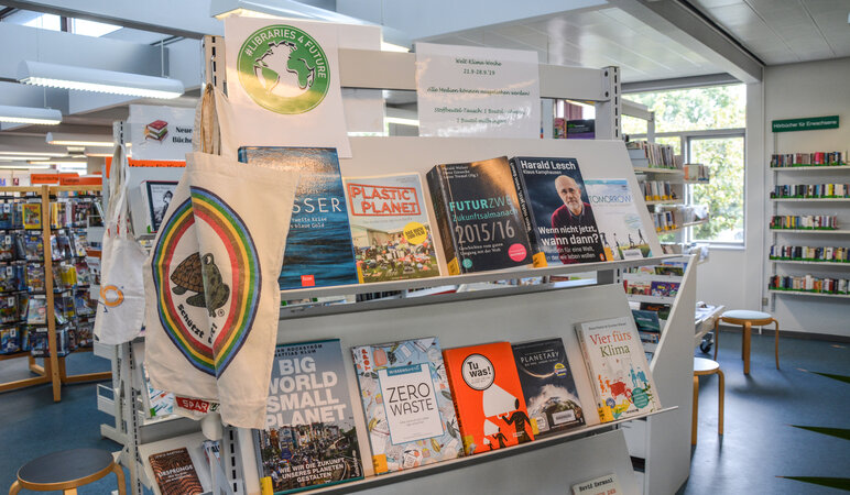 klimafreundliches Bücherregal in der deutschen Zentralbücherei in Apenrade