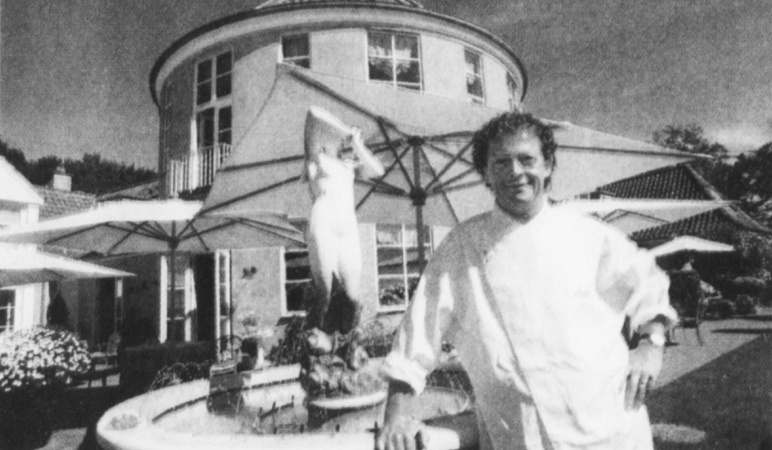 Der damalige Chefkoch Christian Bind vor dem Hotel und Restaurant „Fakkelgaarden"