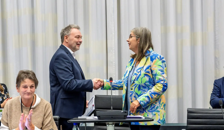 Die erste stellvertretende Regionsratsvorsitzende, Mette With Hagensen (Soz.), gratuliert Bo Libergren zur Wahl.