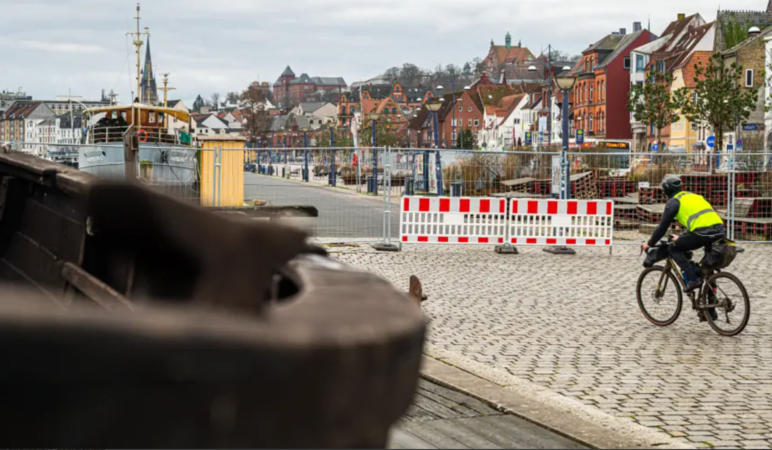 Die Kaikante in Flensburg ist seit Monaten abgesperrt.