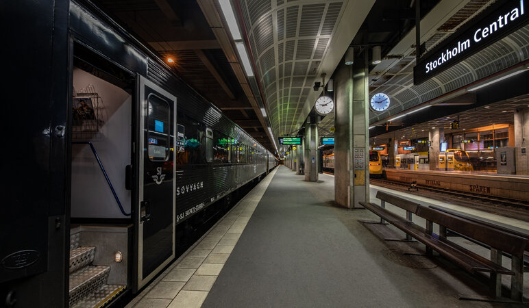 Ein Nachtzug steht im Hauptbahnhof von Stockholm zur Abfahrt bereit.